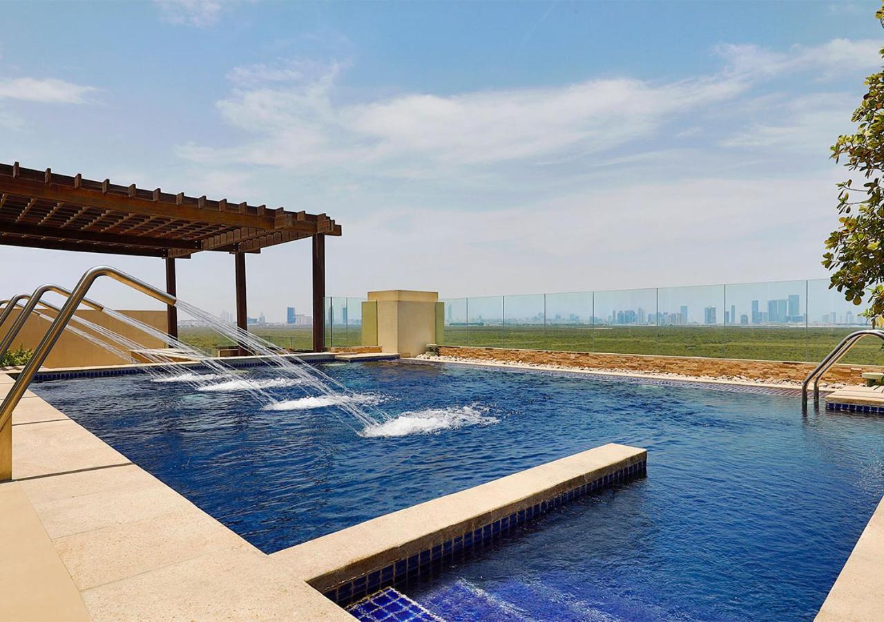 Hotel Anantara Eastern Mangroves Abu Zabi Zewnętrze zdjęcie Swimming pool at the Ritz-Carlton, Bahrain